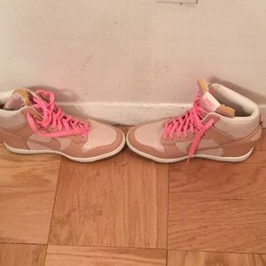 Woman’s Nike Wedge Sneakers🌹